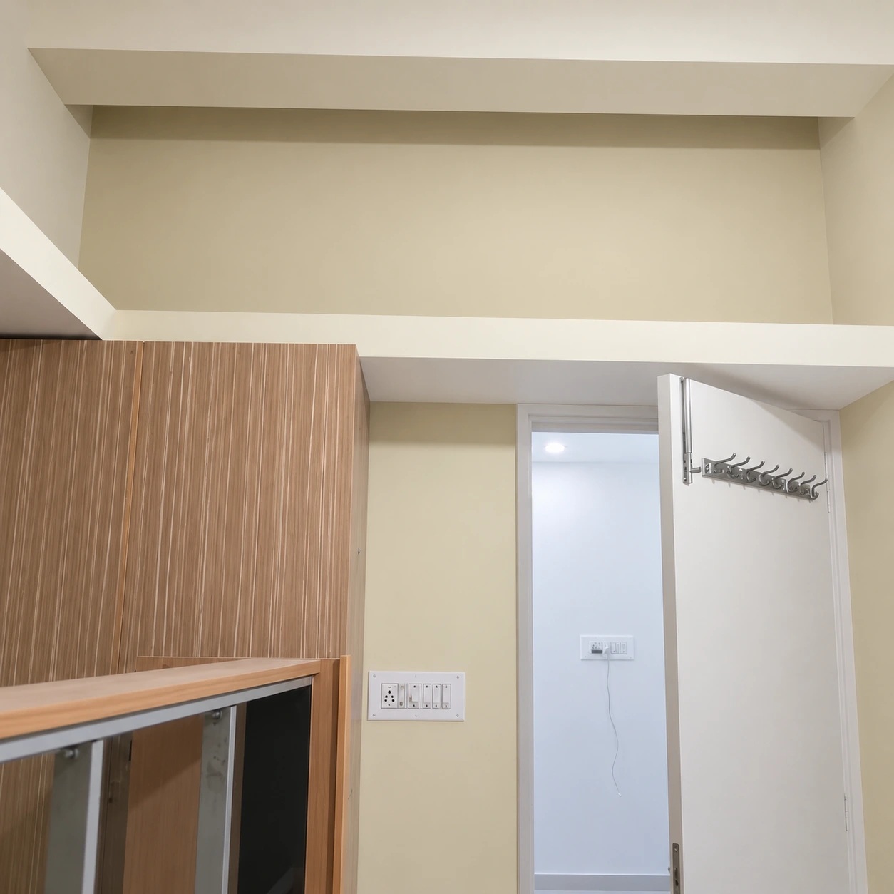 Neutral wall finish around fitted furniture